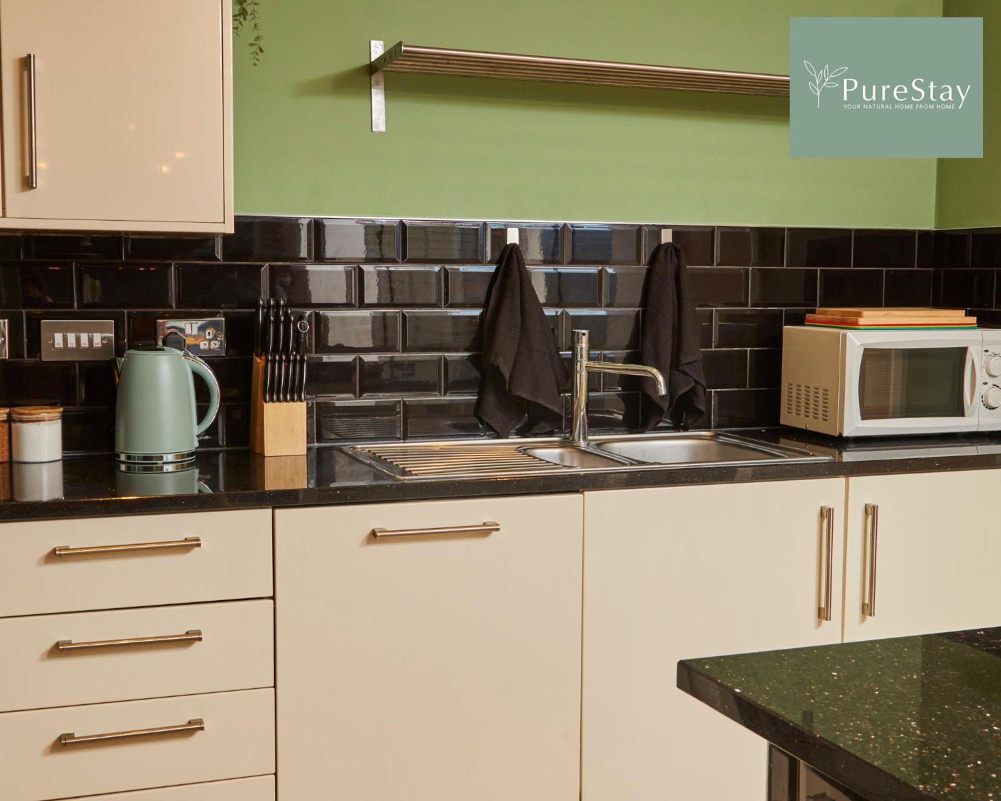 Superb House Manchester Near Etihad With Free Parking Sleeps 8 Экстерьер фото