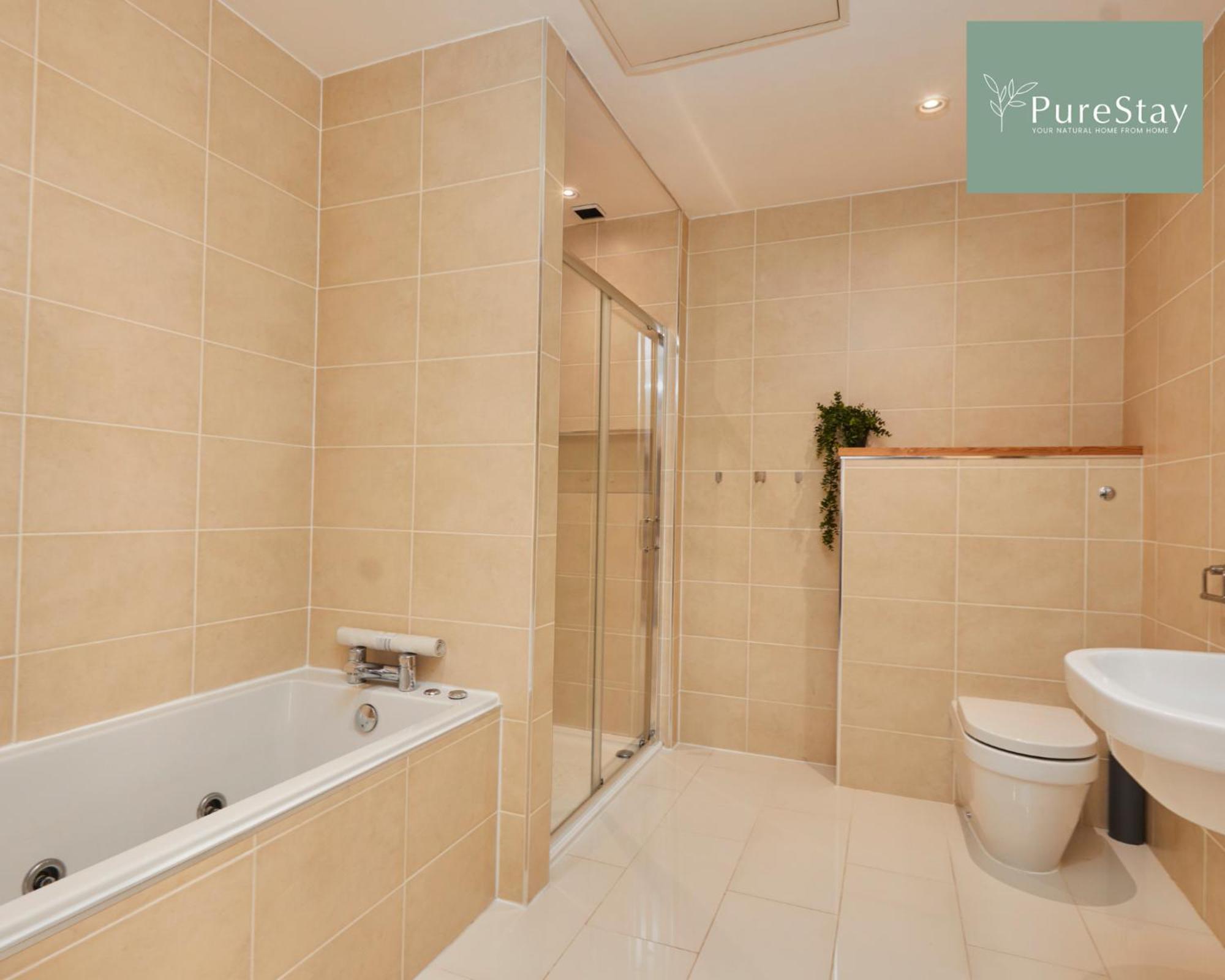 Superb House Manchester Near Etihad With Free Parking Sleeps 8 Экстерьер фото