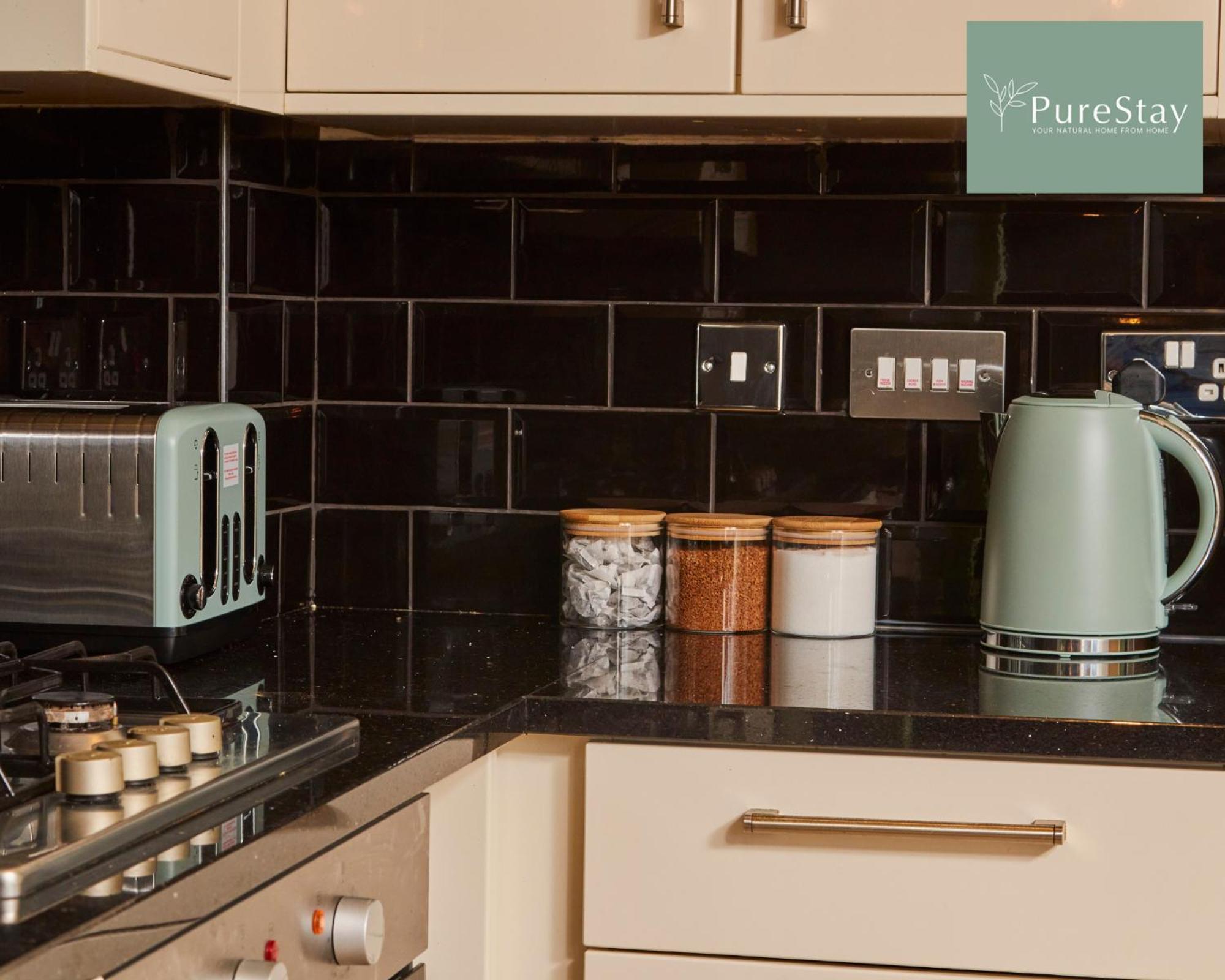 Superb House Manchester Near Etihad With Free Parking Sleeps 8 Экстерьер фото